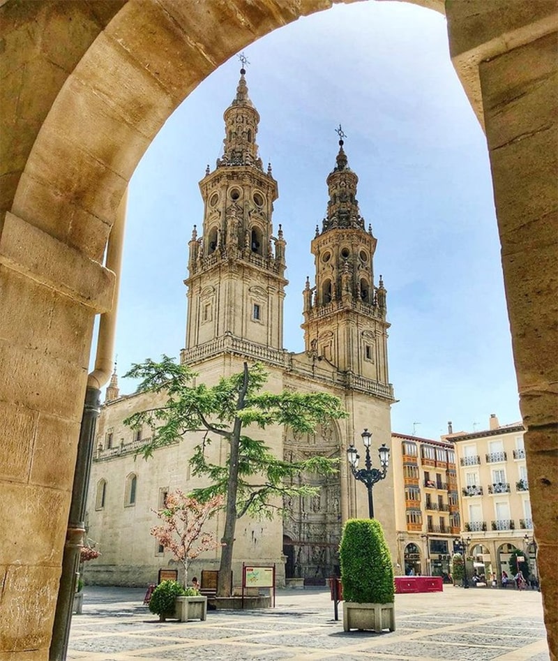 <strong>Sta. Mª de La Redonda Procathedral, Logroño</strong> by <a href='https://www.instagram.com/p/CP6HyEhLLAA/' target='_blank'><strong>@___i_n_o_t___</strong></a> on Instagram.