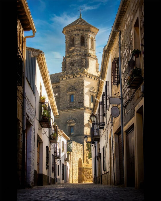 <strong>Baeza, Andalucia</strong> by <a href='https://www.instagram.com/p/CNaeesRrbj8/' target='_blank'><strong>@visiedojv</strong></a> on Instagram.